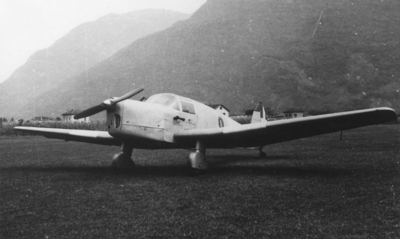 Für den Überführungsflug nach Kloten erhielt die Saimann 202M auf der Flügelunterseite Schweizer Kennzeichen. (325_2)
