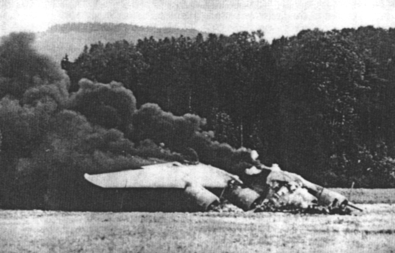 Die durch die Besatzung in Brand gesteckte "Death Dealer" kurz nach der Landung in der Schweiz. Die USAAF hatte ihren Besatzungen befohlen, ihre Flugzeuge im Notfall unter allen Umständen zu zerstören. (122_1)