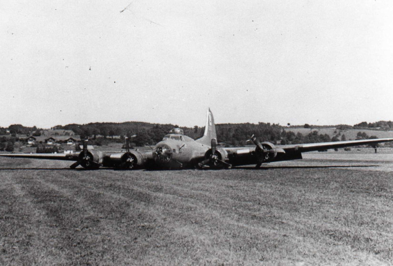 Die "High Life" nach ihrer spektakulären Landung am 17. August 1943 um 12.48 Uhr in Dübendorf. (208_1)