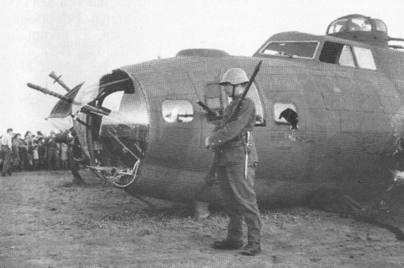 Eine Stunde nach der Notlandung: Ein Soldat bewacht die B-17 deren Bug durch ein Flabgeschoss aufgerissen wurde. (232_1)