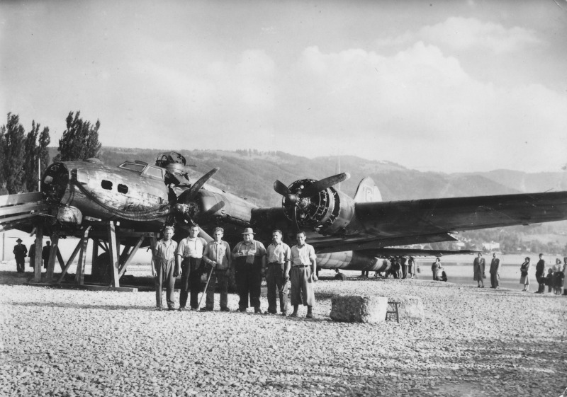 Nach dem Krieg wurde die auf dem Zugersee notgelandete B-17 von "Bomber-Schaffner" gehoben und ausgestellt.. (236_1)