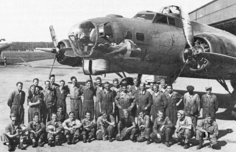Im Sommer 1945 posierte die amerikanische und die schweizerische Bodenmannschaft vor der reparierten B-17. (235_1)