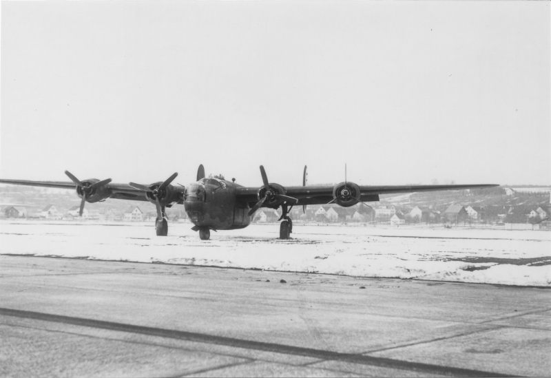 Bei der Landung schnitt diese B-24 mit dem Fahrwerk die Fahrleitung der SBB durch. (133_1)