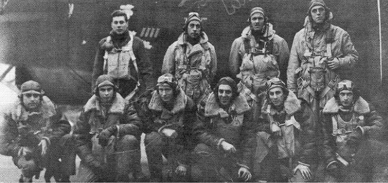 Die Besatzung von oben von links: Co-Pilot Coune, Bombenschütze Carroll, Pilot Telford, Navigator McConnell. Unten: Schütze Hancock, Bordmechaniker Culler, Schütze Hughes, Funker Testa, Schütze Petrick, Kugelturmschütze Melson (137_2)