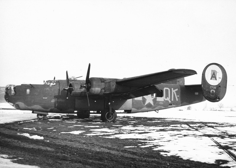 Die B-24 Liberator auf dem schneebedeckten Flugplatz Dübendorf. (137_2)
