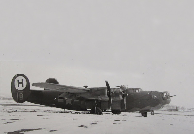 Für diese B-24 war die Piste zu kurz und das rechte Fahrwerk versank im weichen Boden. (136_1)