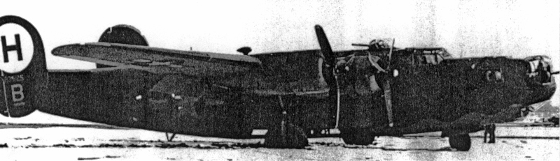 Für diese B-24 war die Piste zu kurz und das rechte Fahrwerk versank im weichen Boden. (136_1)