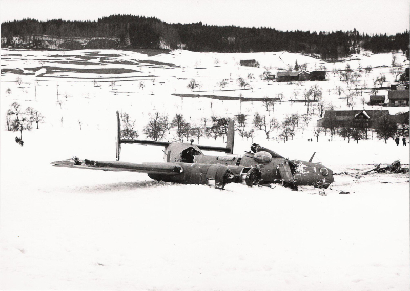 In mehrere Stücke zerbrochen blieb die B-24 im Schnee bei Dietschwil liegen. (135_1)