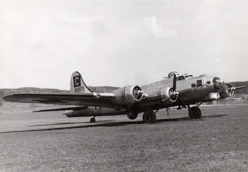 Mit stehendem Motor Nummer 3 rollt der Pilot William C. Potter die B-17 um 13.55 Uhr von der Piste in Dübendorf. (244_2)