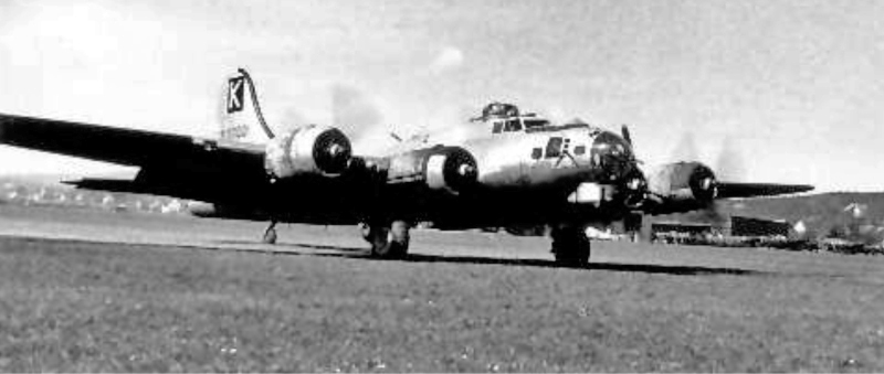 ThurnburyÃ¢â‚¬â„¢s B-17 mit einem stillgelegten Motor in Dübendorf. (246_2)