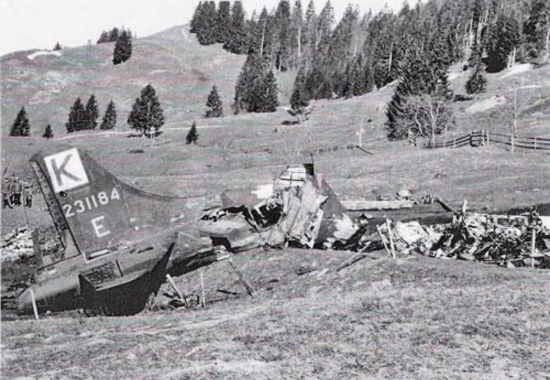 Nur das Heck überstand den Absturz einigermassen ganz. Die Besatzung verliess den Bomber bereits über Dübendorf. (245_2)