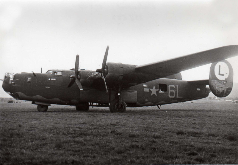 Consolidated B-24 H-15-FO mit offenem Bombenschacht. (141_2)
