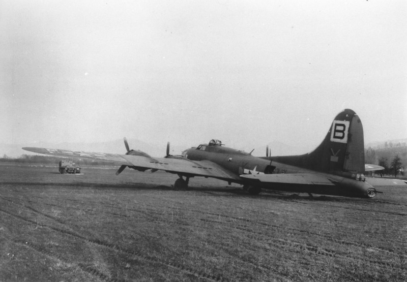 Mit einem Lastwagen musste die B-17 aus dem weichen Boden von Altenrhein gezogen werden. (250_2)