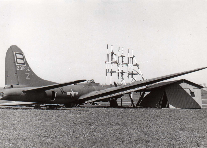 Die B-17 demolierte bei der Landung ein Radiohäuschen. (254_1)