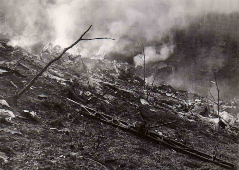 Von der B-17 blieben nur rauchende Trümmer übrig. (255_1)