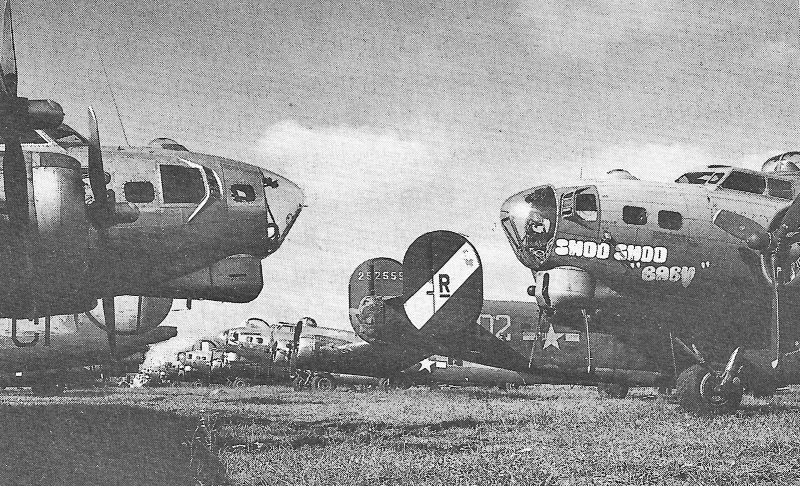 Kurz nach Kriegsende standen über hundert viermotorige Bomber am Rande des Flugplatzes Dübendorf. (260_3)