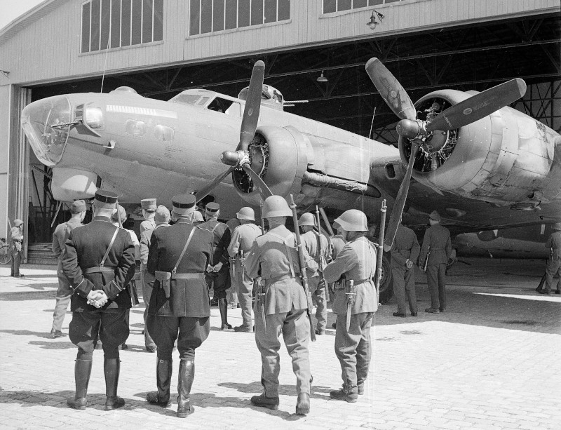 Das Schweizer Militär inspiziert die B-17 von Genf. (253_1)