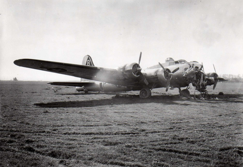 Die B-17 mit der arg beschädigten Bugsektion in Altenrhein. (258_2)