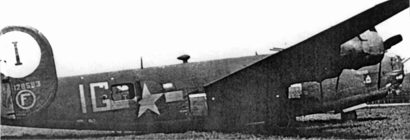 Der völlig unbeschädigte Bomber mit voller Bombenladung in Dübendorf. (143_2)