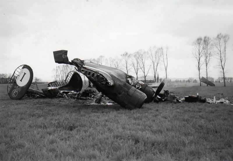 1Lt Henry Schroeders Liberator brannte nach der Landung in Payerne vollständig aus. (143_1)