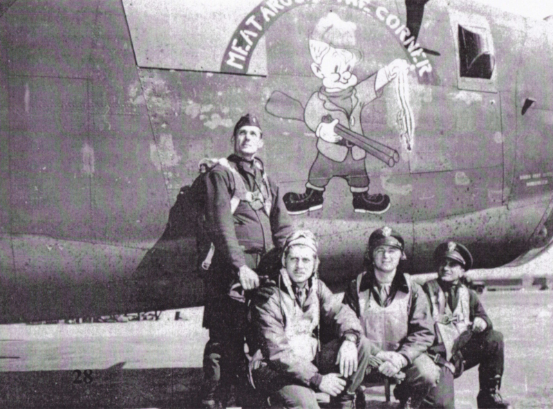 Eine Gruppe von Navigatoren benutzten den Bomber als Hintergrund für ihr Foto. Auf dem Bild ist bereits die Nose Art mit dem Jäger und dem Stinktier in der Hand zu sehen. (146_1)