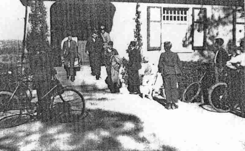Unter Polizeischutz verlassen die notgelandeten Amerikaner die Villa Troller im Knutwiler Bad. (270_2)