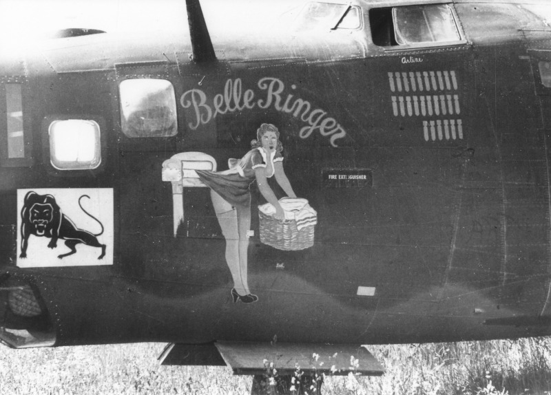 "Belle Ringer" in Dübendorf. Beim Rückflug am 27. September 1945 wurde der Bomber in der Nähe von Paris bei einer Notlandung vollständig zerstört. Der Löwe im weissen Quadrat war eine Markierung der 763rd Group innerhalb der 460th Bomb Group. (151_3)