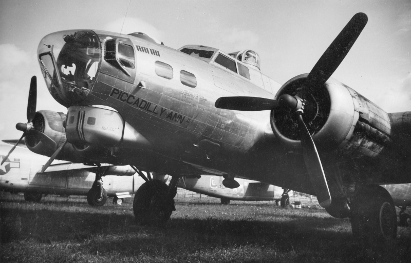 Die neun schwarzen Bomben am Rumpfbug der "Picadilly Ann II" weisen darauf hin, dass das Flugzeug auf dem zehnten Feindflug in der Schweiz landen musste. (272_2)
