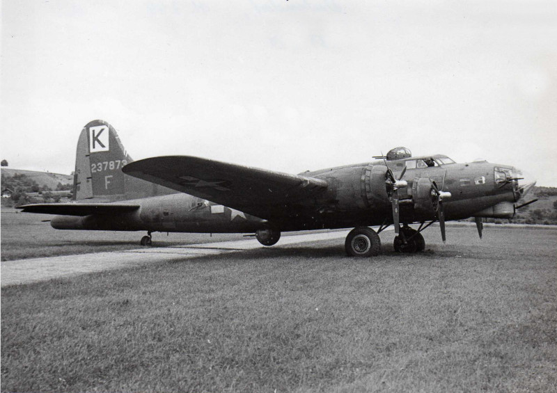Die B-17 von 2nd Lt Robert Jacobs war eine frühe G-Version. (273_1)