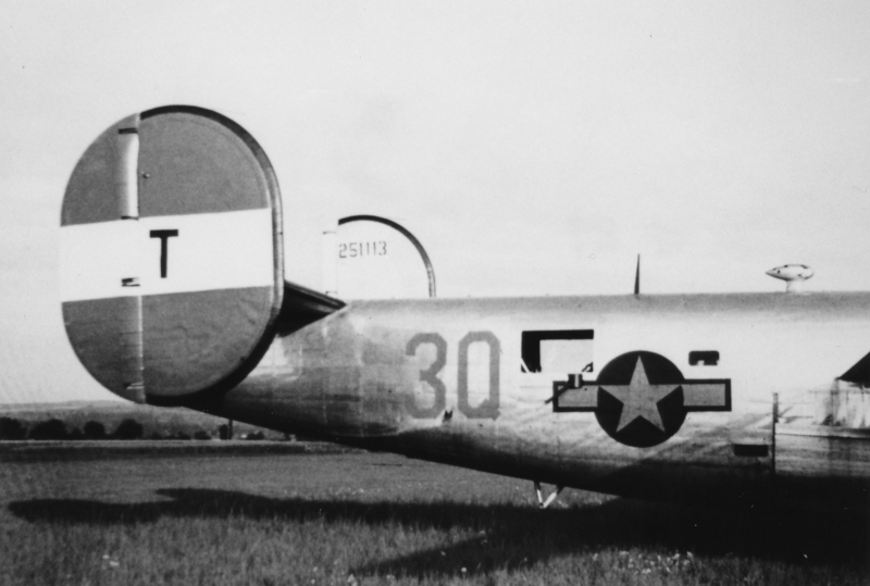 1st Lt Gordon W. MacDonald landete seine B-24 sicher in Payerne. (157_1)
