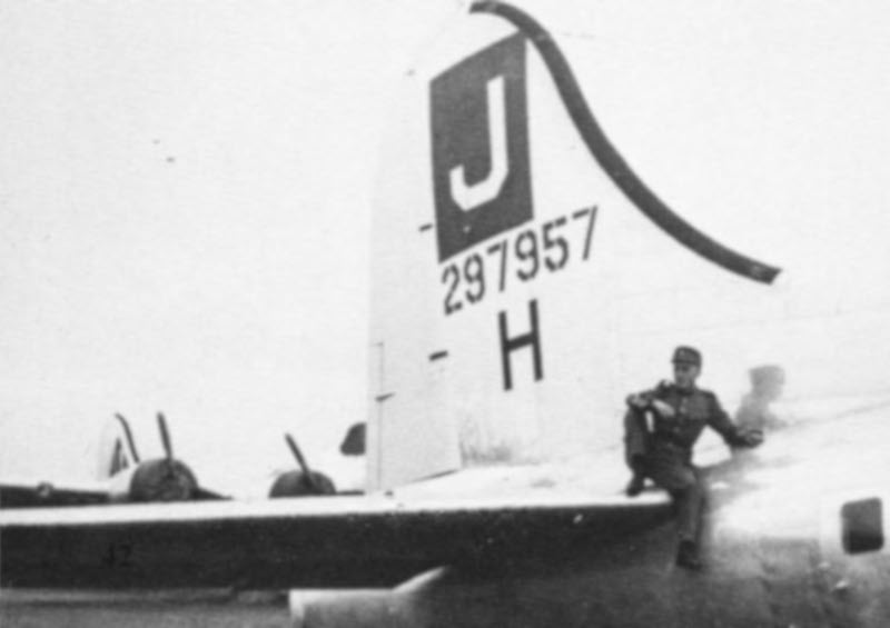 Ein Schweizer Korporal verbringt seine Pause auf dem Höhensteuer der B-17. (276_2)