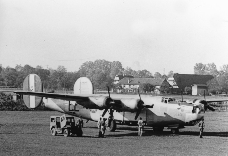 Damit das Flugzeug nach Dübendorf überflogen werden konnte, mussten alle Waffen entfernt werden. Auch die Navigationseinrichtungen mussten ausgebaut werden, damit das Flugzeug leichter wurde. (159_2)