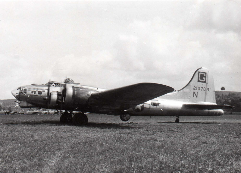 Diese B-17 hatte bereits 34 Einsätze hinter sich als sie in Dübendorf gelandet war, wie aus den 34 Bomben auf dem Rumpfbug zu erkennen ist. (277_3)