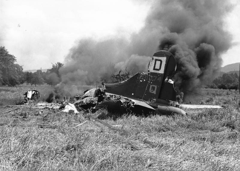 Nachdem die Maschine einen Bunker gerammt hatte, überquerte sie eine Bahnlinie, zerschnitt eine Hochspannungsleitung und geriet in Brand. (279_2)