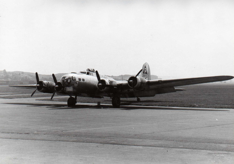 Am 19. Juli landete diese B-17 in Dübendorf, nachdem der linke Aussenmotor ausgefallen war, wie anhand des in Segelstellung gebrachten Propellers erkennbar ist. (285_1)