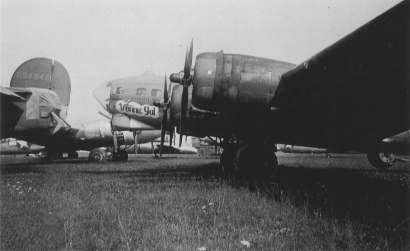 Die parkierte "Vonnie Gal" zwischen den andern Bombern auf dem Park des Flugplatzes Dübendorf. (289_2)