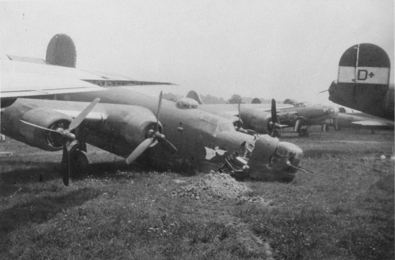 "Pete the Pelican" war die einzige Liberator der 3rd Air Division innerhalb der 8th Air Force, welche in der Schweiz Zuflucht suchte. Alle anderen Maschinen unterstanden der 2nd Air Division. Bei der harten Landung in Dübendorf knickte der gesamte Bug weg. (171_1)