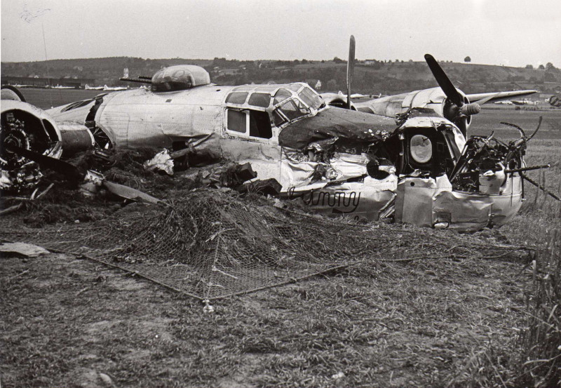 "Ginny Gal" rammte bei der Landung eine Flab-Stellung und wurde schwer beschädigt. (174_3)