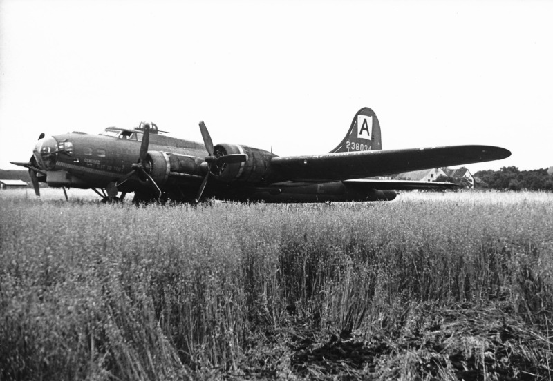 Victor L. Lewis brachte die B-17 mit nur noch zwei Motoren nach Dübendorf. (291_1)