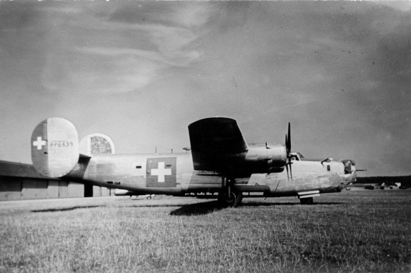 Ein spezieller Anblick: die B-24 Liberator mit Schweizer Markierungen.(178_2)