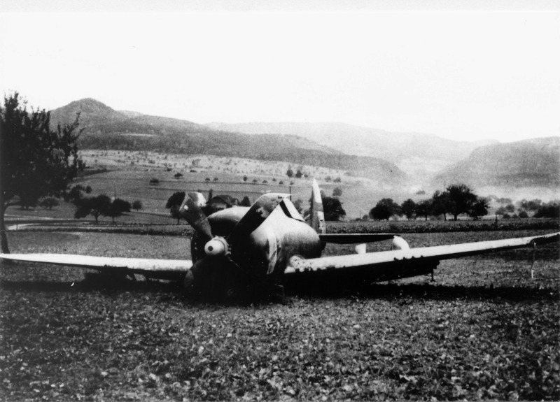 Die Thunderbolt am 15.September 1944 nach ihrer Notlandung bei Laufen. (395_1)