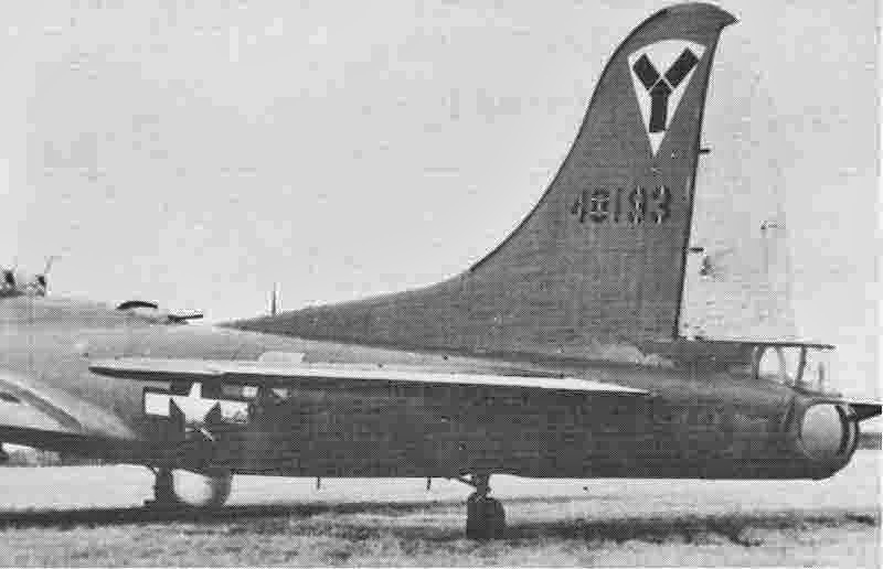 Die B-17 von Don Jacobs hatte an der Stelle des Kugelturmes einen Radardom. Seiten- und Höhensteuer waren bei dieser Führungsmaschine gelb. (298_2)