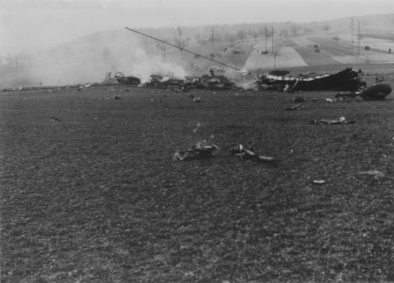 Nur rauchende nicht mehr erkennbare Teile blieben von der B-24 übrig. (187-1)