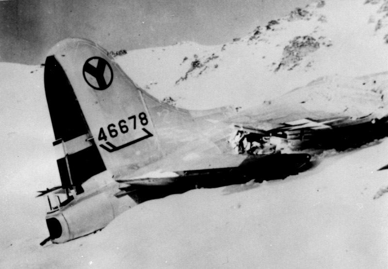 Während die Besatzung über der schweizerisch-österreichischen Grenze die B-17 verliess, stürzte die Maschine beim Piz Plazer ab. (299_1)