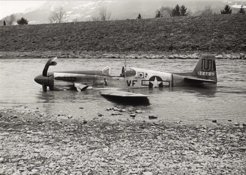 Die P-51 Mustang "Little Ambassador" nach ihrer Landung im Flussbett des Rheins. (374_1)