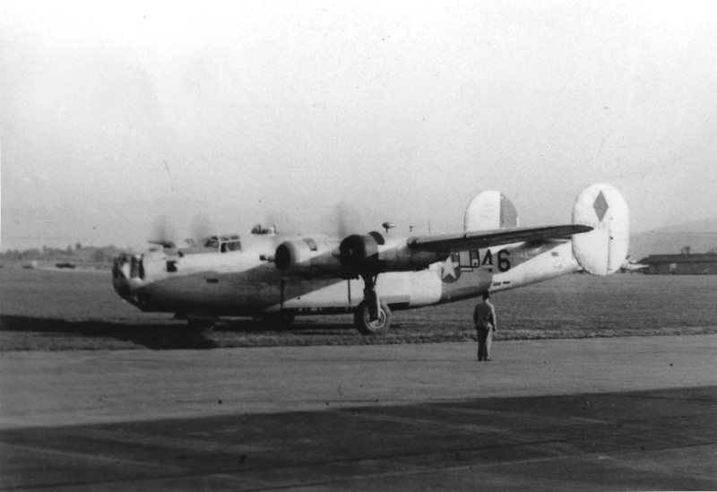 Diese B-24 G-16-NT wurde über dem Verschiebebahnhof von Augsburg ein Opfer der Flak. Mit zwei beschädigten Triebwerken und einer Lightning-Eskorte landete 1st Lt Thomas P. Faulkner in Dübendorf.(191_1)