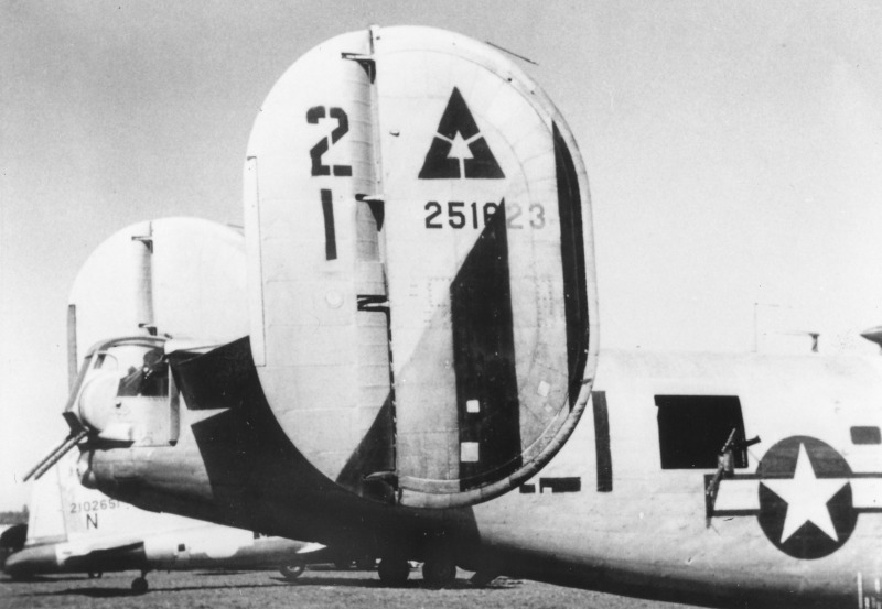 Gelbe und schwarze Streifen wiesen den Bomber als einen der 450th Bomb Group aus. (196_1)