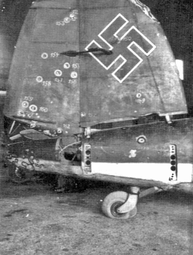 Fein säuberlich markierte die Schweizer Fliegertruppe alle Einschüsse im Seitenleitwerk der abgeschossenen He-111. (9_2)