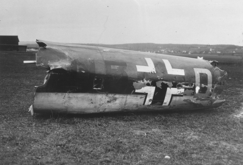 Das geborgene Heckteil der Heinkel He 111 liegt auf der Wiese.