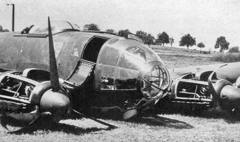 Bereits angeschlagen wurde die He-111 durch weiteren Beschuss zur Bruchlandung gezwungen. (14_2)